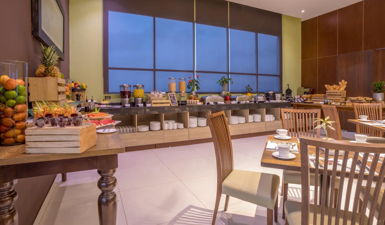 Ghl Collection Barranquilla Hotel Luaran gambar The Club Lounge at the airport