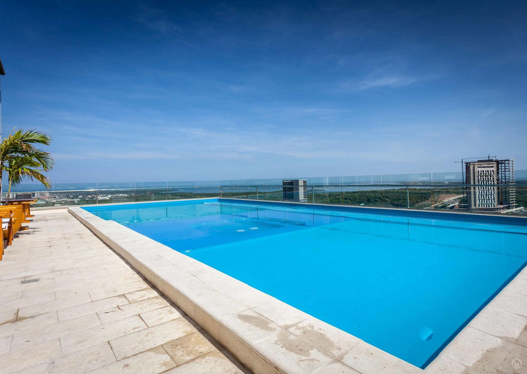 Ghl Collection Barranquilla Hotel Luaran gambar Infinity pool at the rooftop of the hotel