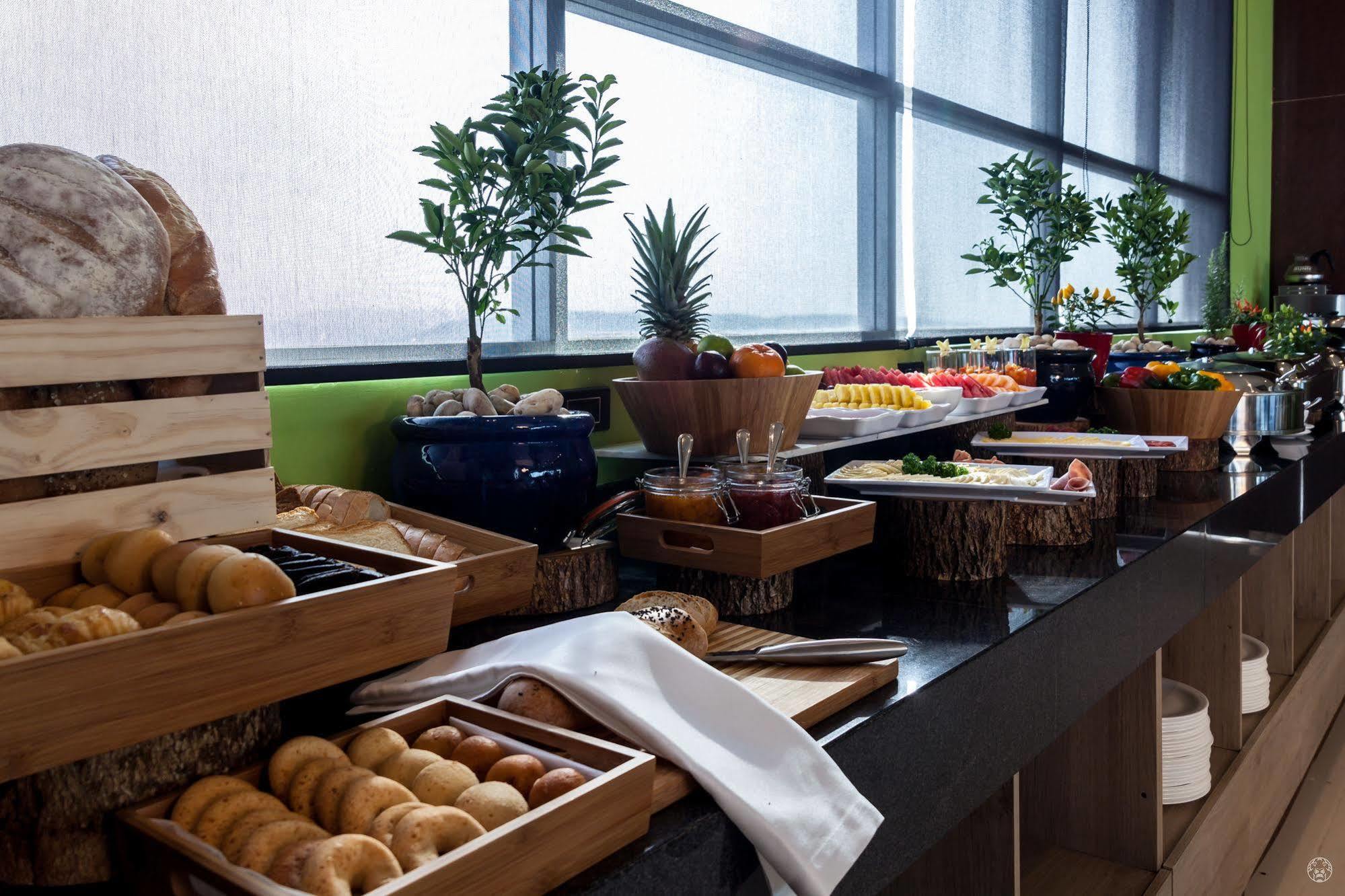 Ghl Collection Barranquilla Hotel Luaran gambar A buffet at a hotel