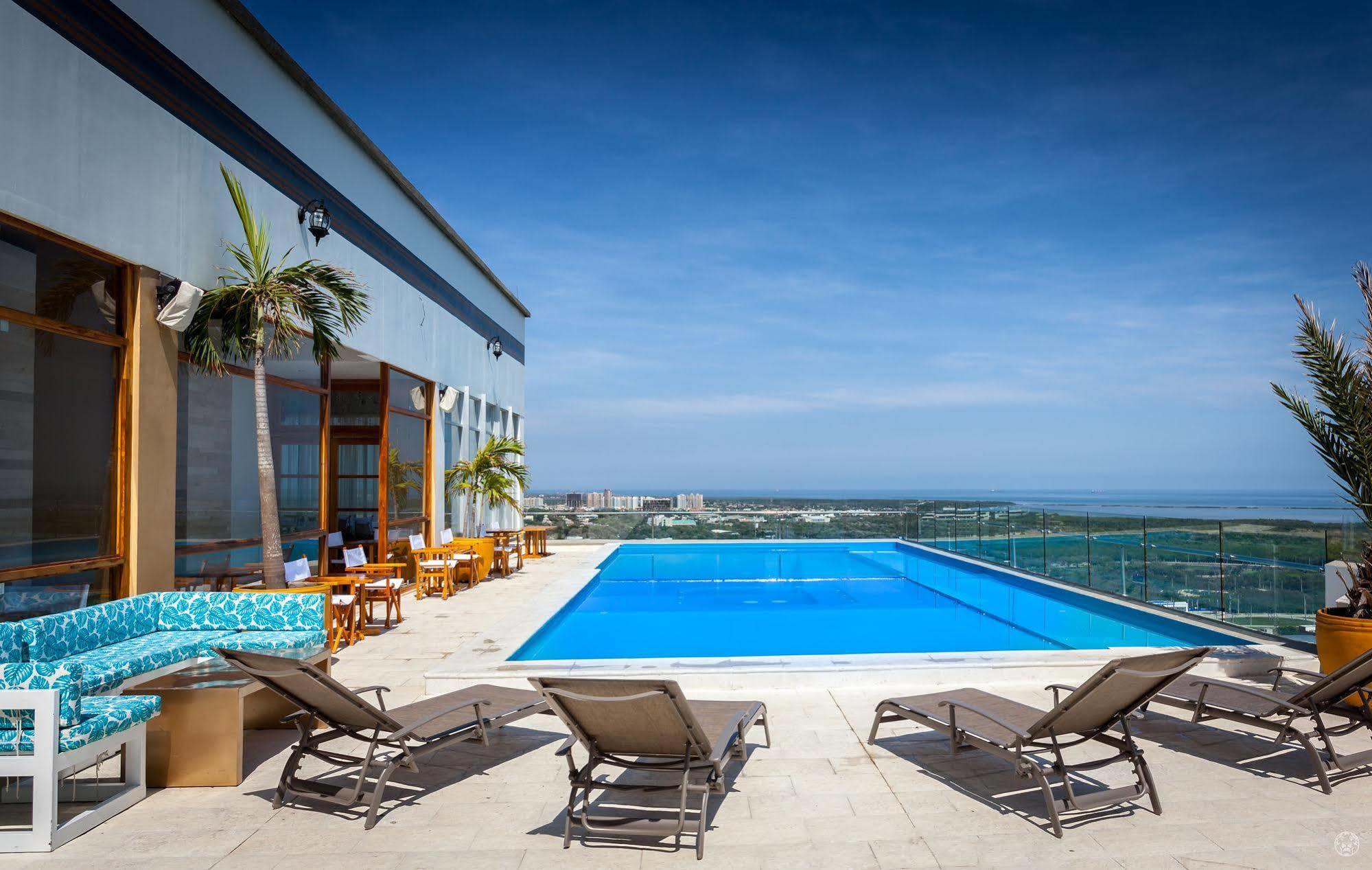 Ghl Collection Barranquilla Hotel Luaran gambar Rooftop pool at the hotel
